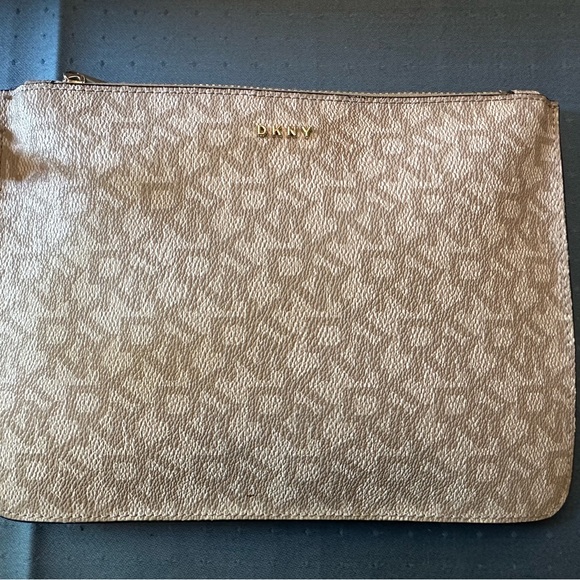 NEW DKNY Brayden Large Reversible Ivory Signature Bag with Clutch Tan NY Logo - Picture 5 of 7